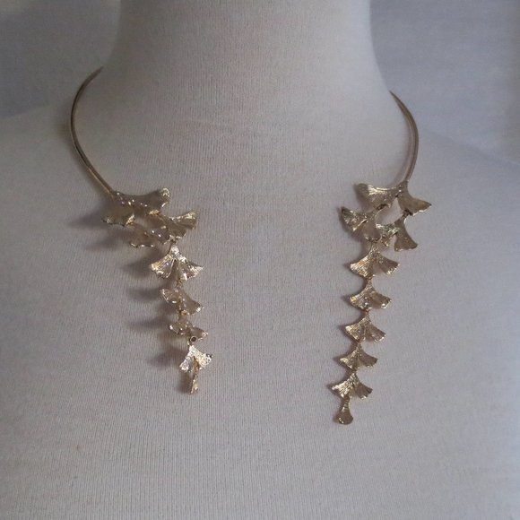 Beautiful Unique Gold Leaf Flower Botanical Asymmetrical Gold Tone Necklace - Picture 2 of 3